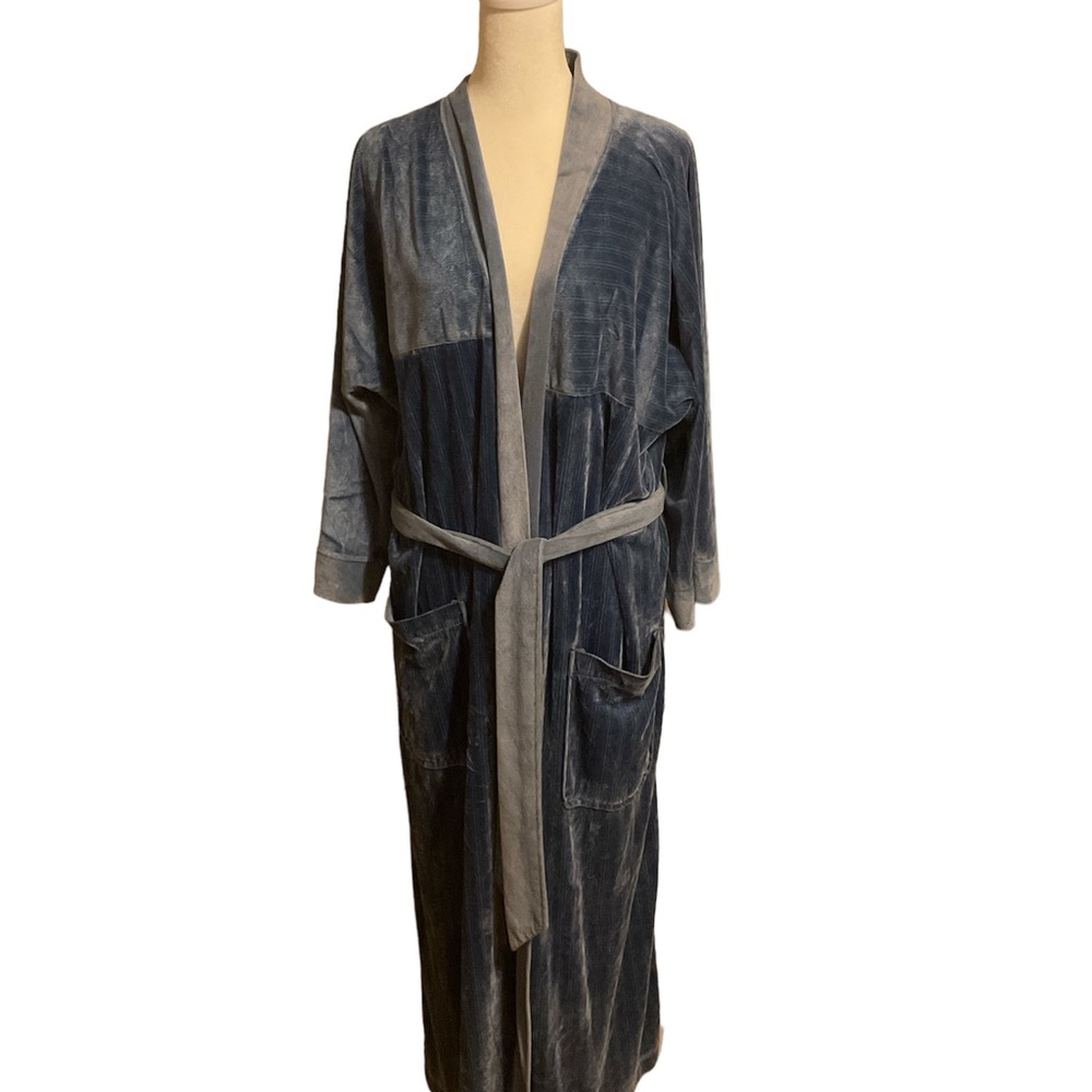 Christian Dior Monsieur robe,luxurious and classy. One size and good condition.